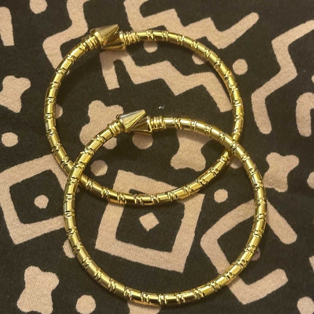 One(1) Yellow Gold West Indian Caribbean Bangle Arrow Ends Jamaican